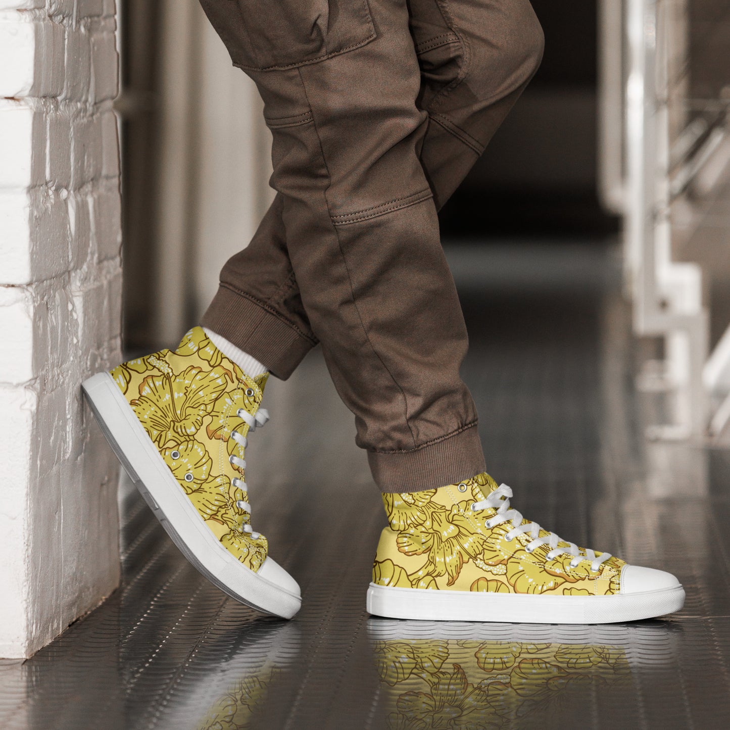 Gold Hibiscus Men’s High Top Shoes